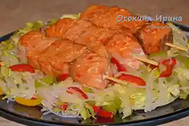 Тёплый салат с лососевыми шашлычками