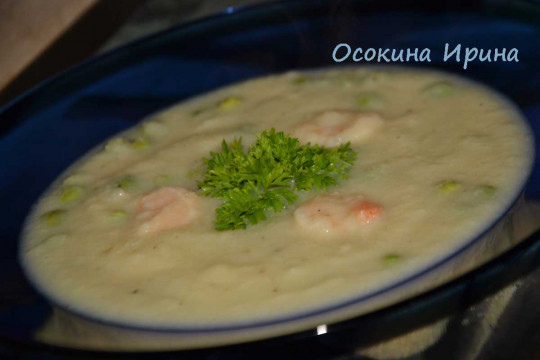 Овощной суп-пюре с горошком и креветками