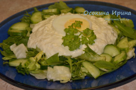 Зелёный салат с яичной заправкой